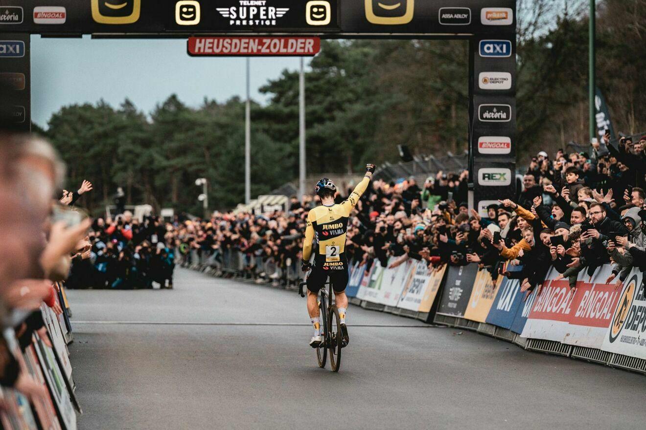 Van Aert fonce dans le dernier tour vers la victoire