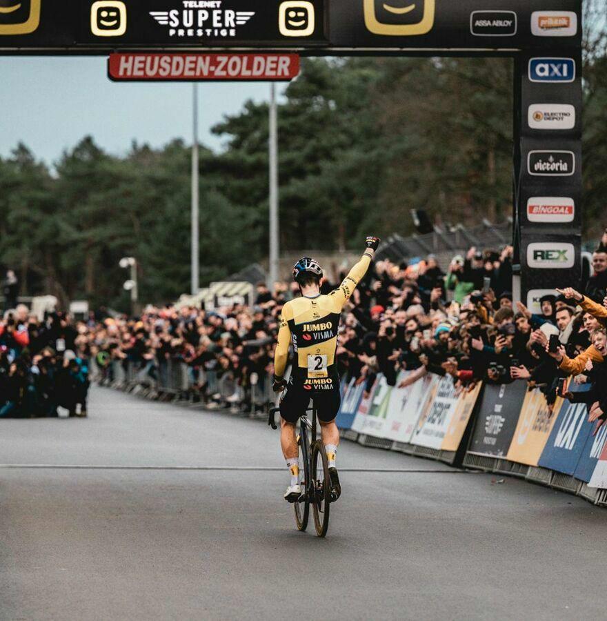 Van Aert sprints to victory in the final lap