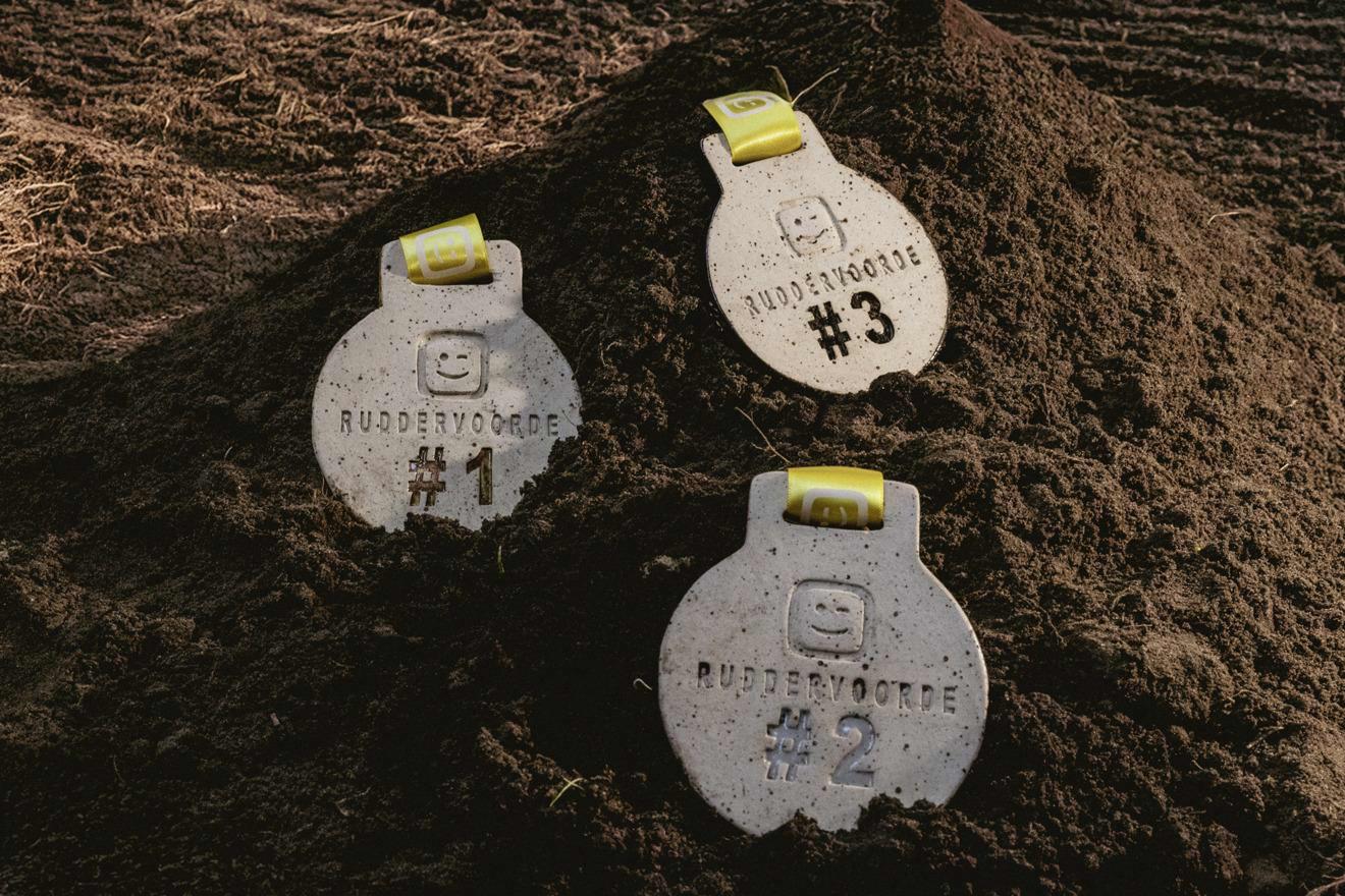 Une médaille en céramique unique et fabriquée à la main pour le vainqueur de chaque manche du Telenet Superprestige