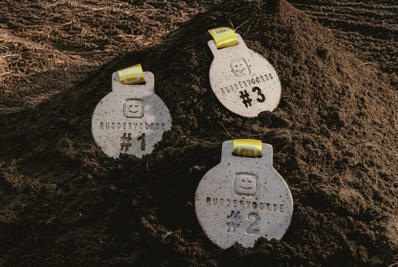 Une médaille en céramique unique et fabriquée à la main pour le vainqueur de chaque manche du Telenet Superprestige