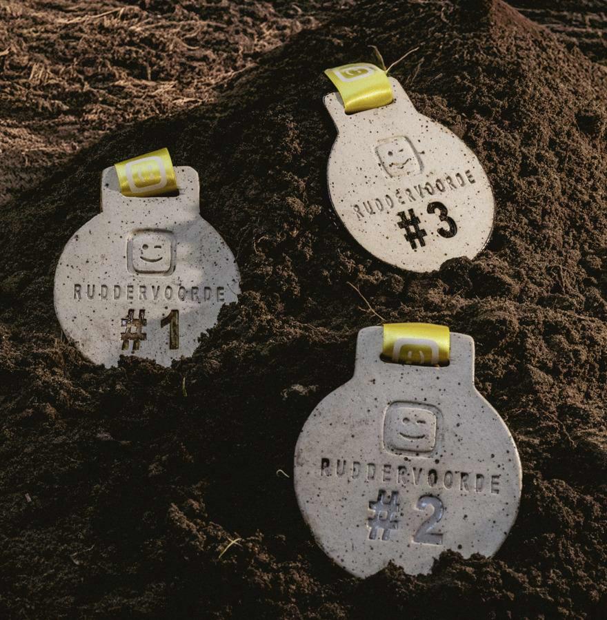 Une médaille en céramique unique et fabriquée à la main pour le vainqueur de chaque manche du Telenet Superprestige