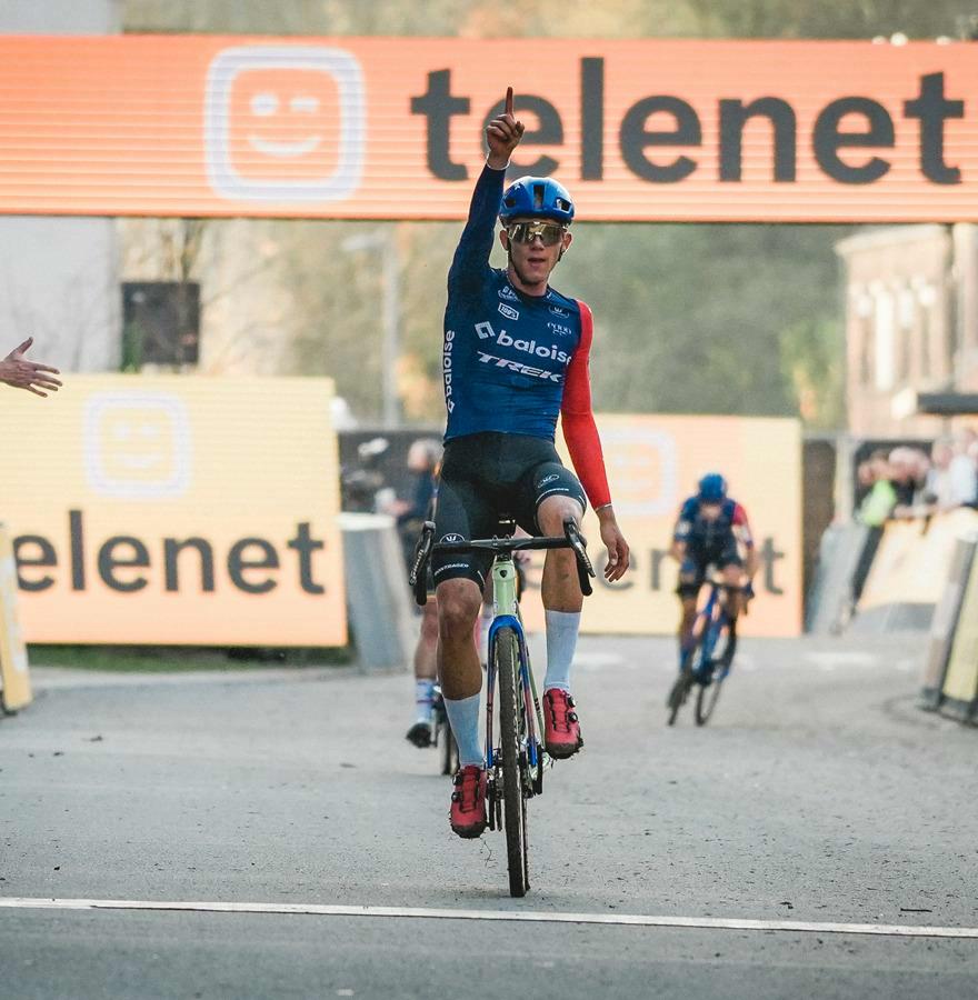 Thibau Nys haalt zijn eerste overwinning van het seizoen binnen