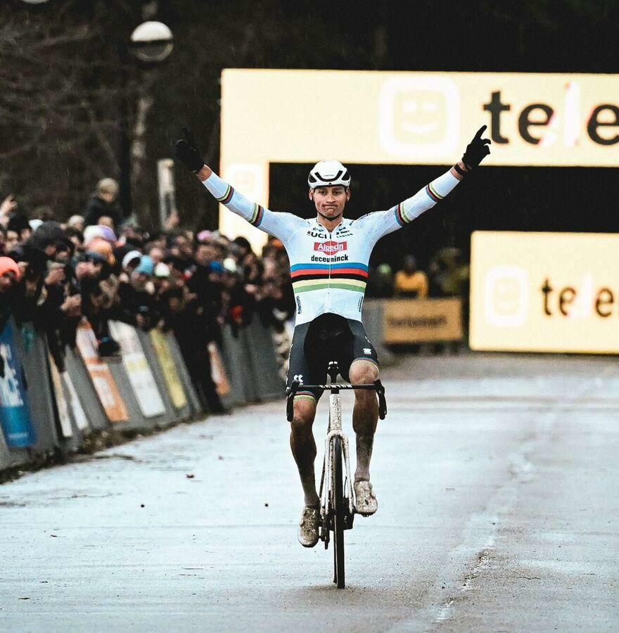 Le champion du monde Van der Poel démontre à Mol